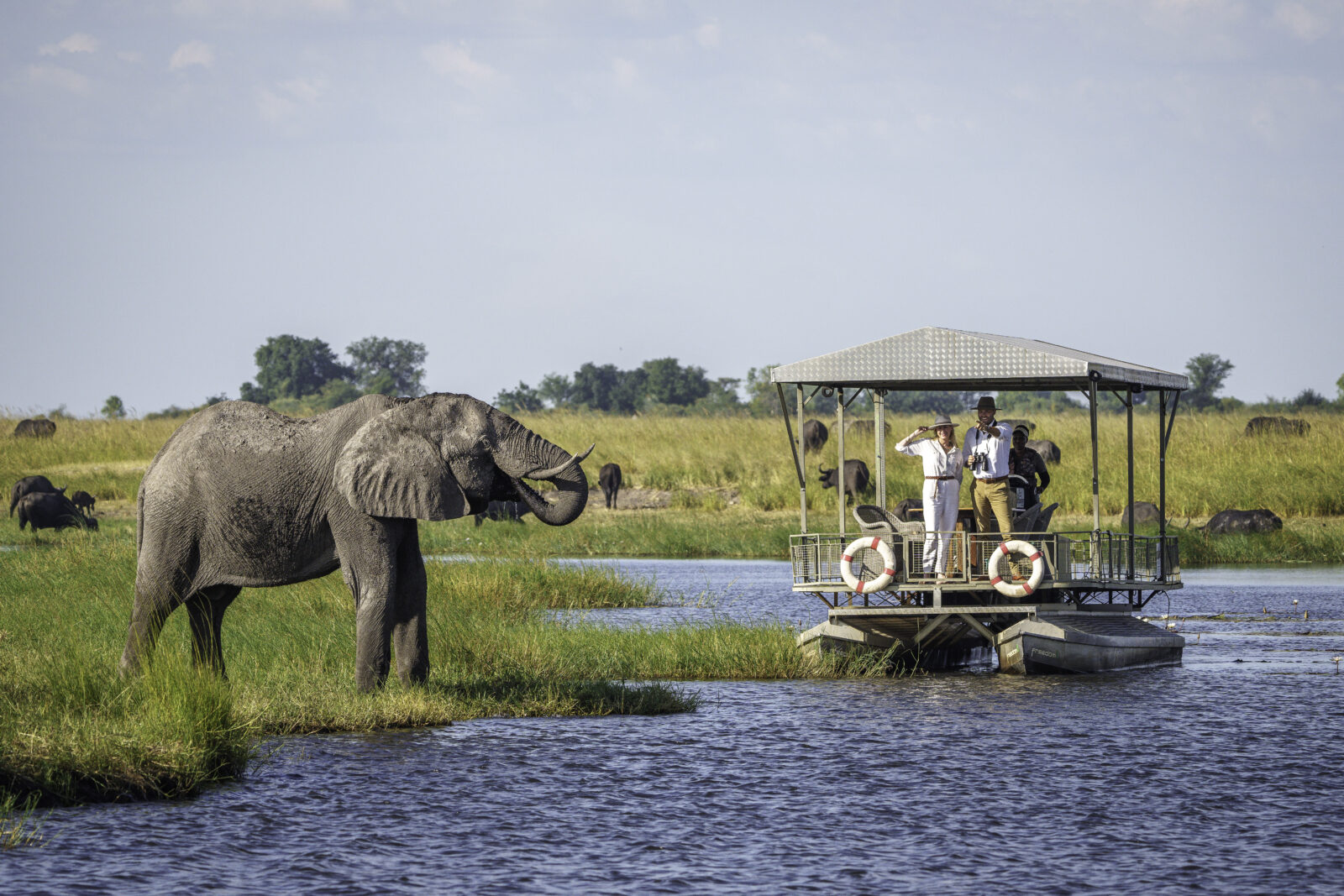 Chobe_Game_Lodge_Bootssafari1 2Friends-Beach-Hotel-Bad
