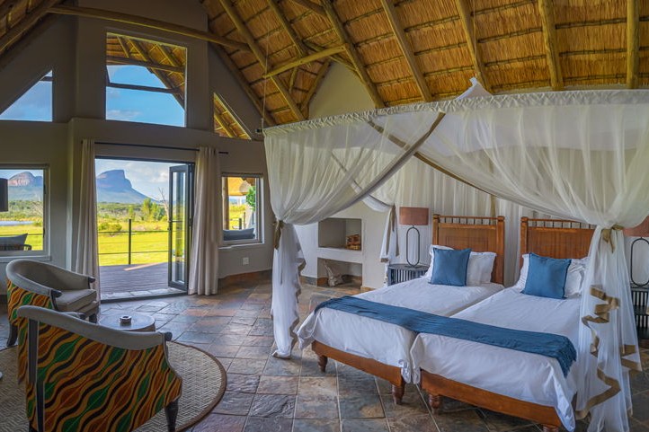 Honeyguide-Conservation-Lodge-Bungalow-innen 2Friends-Beach-Hotel-Schlafzimmer2