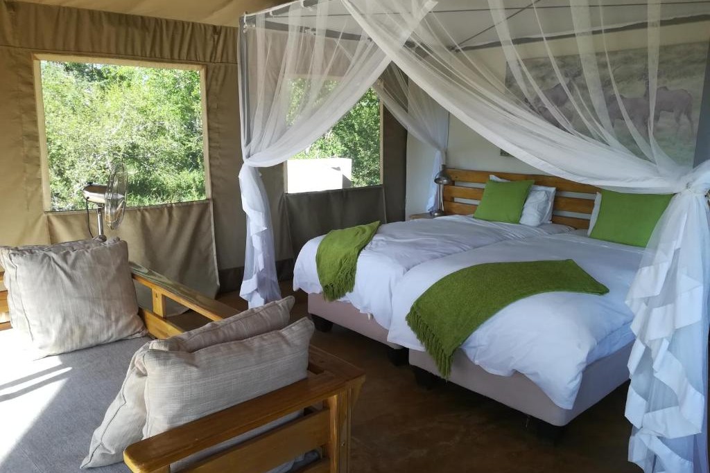 Honeyguide-Khoka-Moya-Zelt-Innen 2Friends-Beach-Hotel-Schlafzimmer2