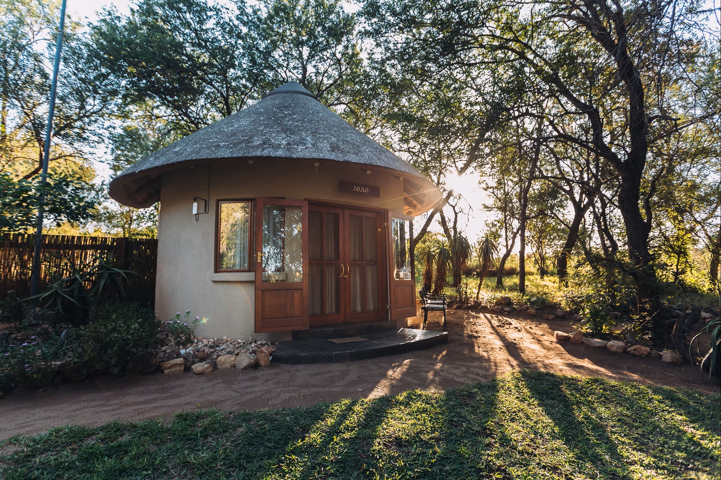 River_Rock_Lodge_Chalet 2Friends-Beach-Hotel-aussen