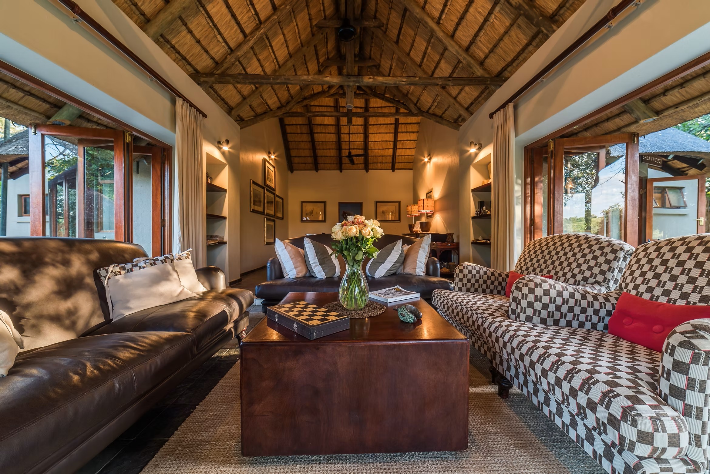 River_Rock_Lodge_Lounge 2Friends-Beach-Hotel-Bad