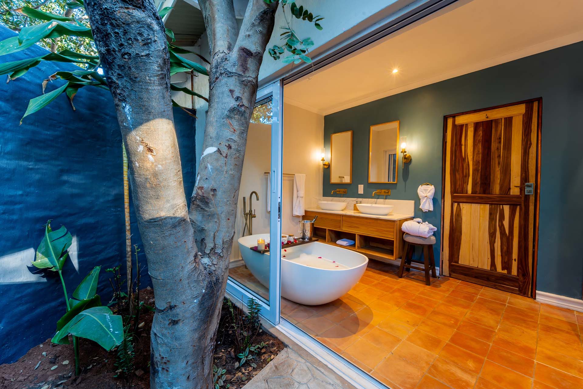 2Friends-Beach-Hotel-aussen