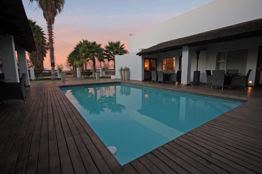 Dundi_Lodge_Pool 2Friends-Beach-Hotel-aussen