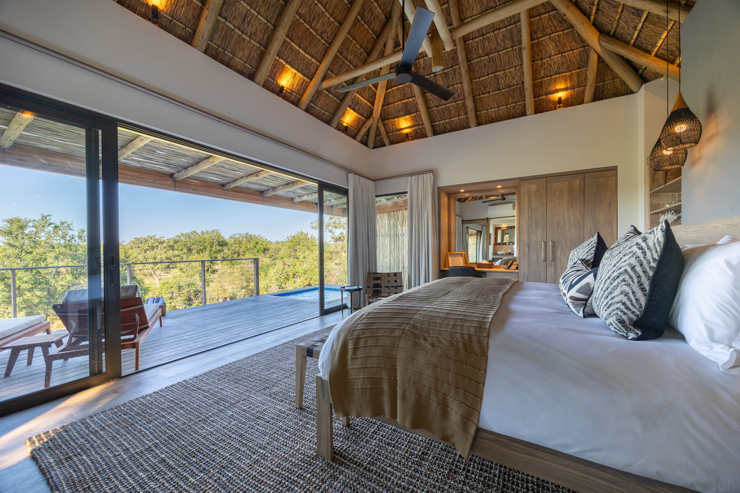 Amani-Lodge-Riverbed-Suite-Room-2-scaled 2Friends-Beach-Hotel-aussen