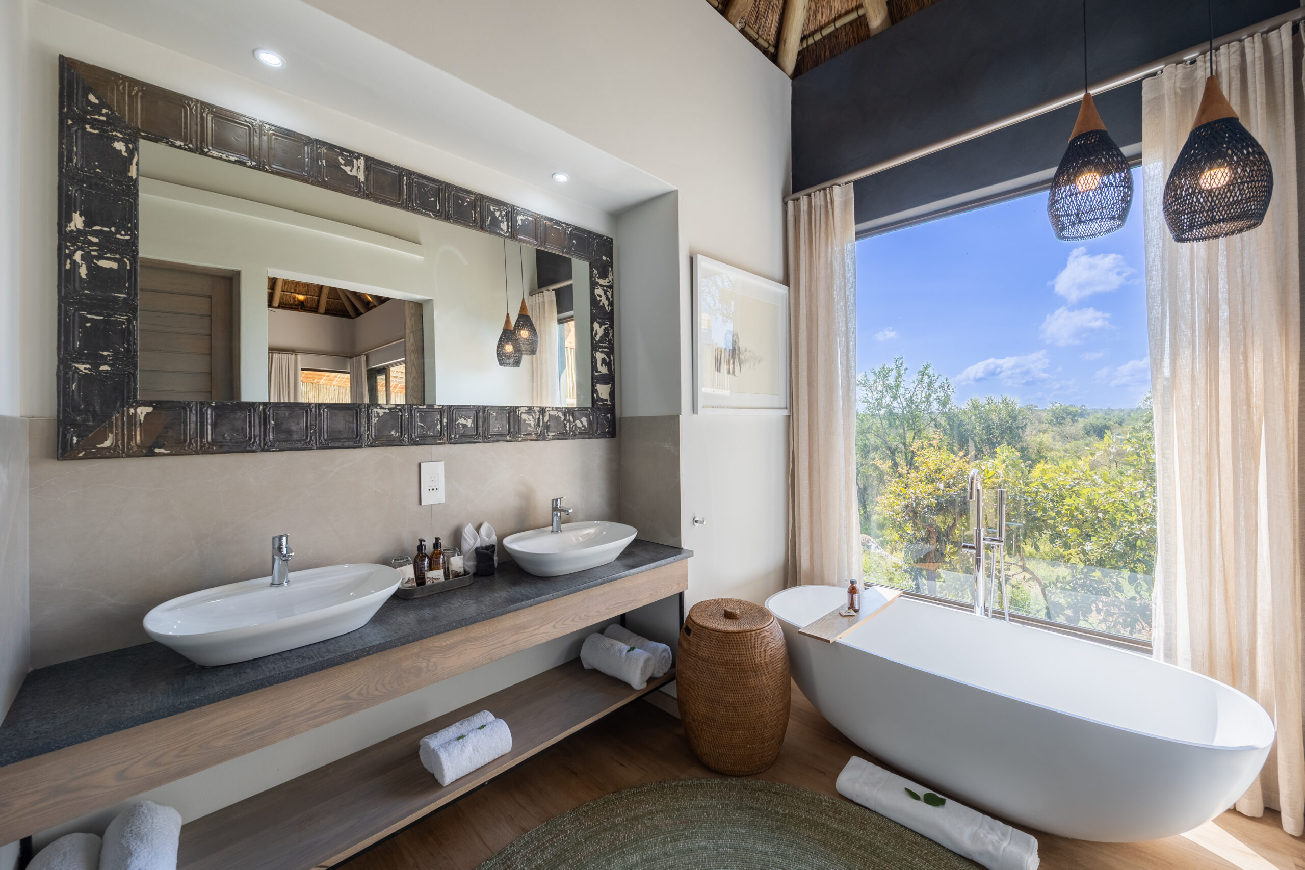 Amani-Lodge-Riverbed-Suite-bathroom-3-scaled 2Friends-Beach-Hotel-Bad